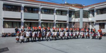 Οι Λαζαρίνες του Κρόκου αναβίωσαν το ξακουστό έθιμο, σήμερα, στο 10ο Δημοτικό Σχολείο Κοζάνης