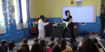 Μαθήματα ξιφασκίας στο Δημοτικό Σχολείο Πύργων από την Πανελληνιονίκη και Βαλκανιονίκη νηπιαγωγό Ζήνα Βοζίνου