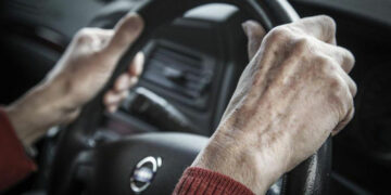 Μαθήματα οδήγησης και τακτικά ιατρικά τεστ για οδηγούς άνω των 70 ετών