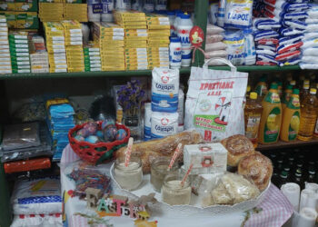 «Μουστάκας – Κάτσιου Ο.Ε.»: Το παραδοσιακό παντοπωλείο στην Πτολεμαΐδα που είναι άρρηκτα συνδεδεμένο με την παρασκευή τσουρεκιών