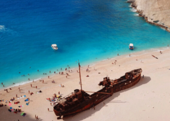 Ναυάγιο Ζακύνθου: Κλειστή η διάσημη παραλία για όλο το φετινό καλοκαίρι