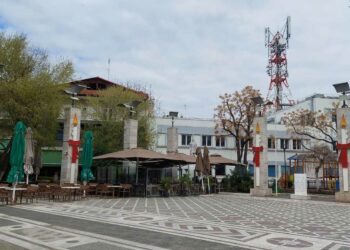 Ξεκίνησε η τοποθέτηση του εορταστικού διάκοσμου, από τα συνεργεία του Δ. Εορδαίας, στην Κεντρική Πλατεία και τις Οδούς της Πτολεμαΐδας (της Κούλας Πουλασιχίδου)
