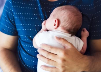 Σε ισχύ η άδεια πατρότητας 14 ημερών – Δείτε ποιες γονικές άδειες δικαιούστε