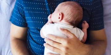 Σε ισχύ η άδεια πατρότητας 14 ημερών – Δείτε ποιες γονικές άδειες δικαιούστε