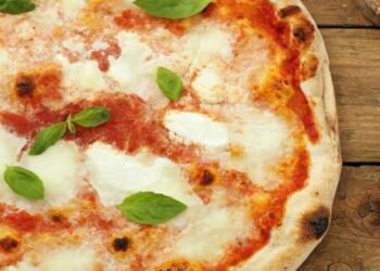 Πίτσα Μαργαρίτα – Γρήγορη βάση και τέλεια επικάλυψη  με σάλτσα ντομάτας, μοτσαρέλα και φρέσκο βασιλικό