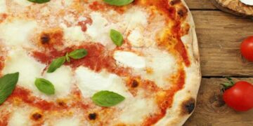 Πίτσα Μαργαρίτα – Γρήγορη βάση και τέλεια επικάλυψη  με σάλτσα ντομάτας, μοτσαρέλα και φρέσκο βασιλικό