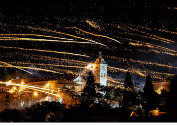 Χίος: Εντυπωσιακός και φέτος ο ρουκετοπόλεμος στον Βροντάδο με 30.000 ρουκέτες