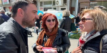 Στη λαϊκή και τα εμπορικά καταστήματα της Πτολεμαΐδας ο Σωκράτης Βατάλης: «Αυτοί που κατηγορούσαν το ΣΥΡΙΖΑ για κουπόνια, έχουν αναγάγει σε πολιτική αριστείας την παροχή επιδομάτων φτώχειας»