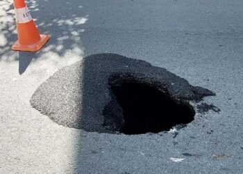 Άνοιξε η γη στην Παύλου Μελά στην Κοζάνη- Μεγάλη ζημιά σε κεντρικό αγωγό