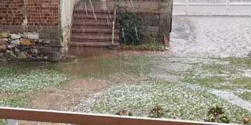 Έντονη χαλαζόπτωση αυτή την ώρα στην Πτολεμαΐδα (βίντεο-φώτο)