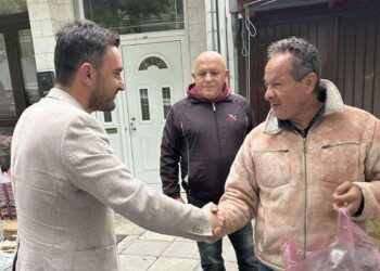 Ο Σωκράτης Βατάλης στη λαϊκή της Κοζάνης και τα εμπορικά καταστήματα: «Τα πολιτικά προτάγματα του ΣΥΡΙΖΑ, κτήμα ολόκληρης της κοινωνίας»