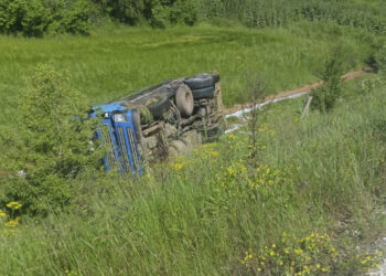 Ανατροπή βυτιοφόρου που μετέφερε γάλα στην Εθνική Οδό Πτολεμαΐδας – Κοζάνης λίγο μετά την Ποντοκώμη