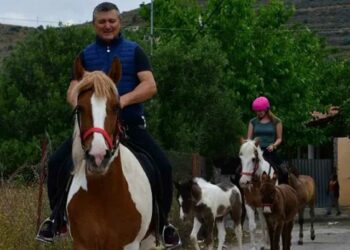 Στιγμιότυπα που ξεχώρισαν στις κάλπες: Οι νεόνυμφοι, ο 98χρονος, τα σκυλιά συντροφιάς και ο ιππέας με τα άλογα και το γαϊδουράκι