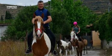 Στιγμιότυπα που ξεχώρισαν στις κάλπες: Οι νεόνυμφοι, ο 98χρονος, τα σκυλιά συντροφιάς και ο ιππέας με τα άλογα και το γαϊδουράκι