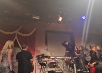 Θεσσαλονίκη: Φωτιά έπιασε η σκηνή ενώ τραγουδούσε η Θεοδωρίδου (βίντεο)