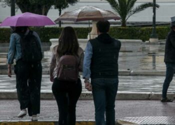 Καιρός: Πού αναμένονται σήμερα βροχές και καταιγίδες – Πότε θα βελτιωθεί