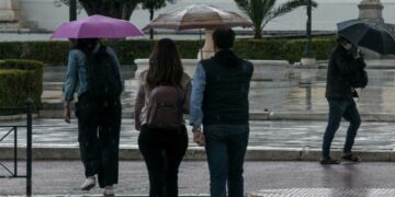 Καιρός: Πού αναμένονται σήμερα βροχές και καταιγίδες – Πότε θα βελτιωθεί
