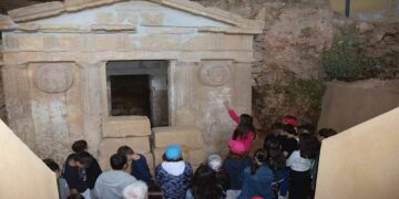 Πολίτες και μαθητές επισκέφθηκαν το τριήμερο 25-28 Μαΐου τον Μακεδονικό Τάφο στη Σπηλιά Εορδαίας