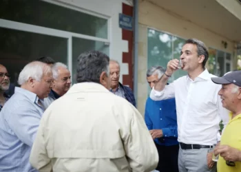 Ο Κυριάκος Μητσοτάκης είπε μια μαντινάδα στο Θέρισο Χανίων (βίντεο)