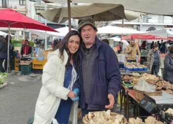 «Στο επίκεντρο του προγράμματος του ΣΥΡΙΖΑ – Προοδευτική Συμμαχία βρίσκεται η άμεση αντιμετώπιση της ακρίβειας»-Η υποψήφια βουλευτής Έφη Μιχελάκη στη λαϊκή αγορά και σε καταστήματα της Πτολεμαϊδας