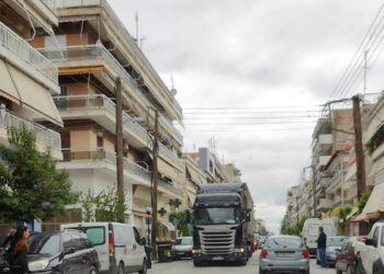 Ακόμη μια νταλίκα μέσα στην Πτολεμαΐδα, δημιούργησε ουρές στην οδό 25ης Μαρτίου-ΦΩΤΟ