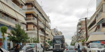 Ακόμη μια νταλίκα μέσα στην Πτολεμαΐδα, δημιούργησε ουρές στην οδό 25ης Μαρτίου-ΦΩΤΟ