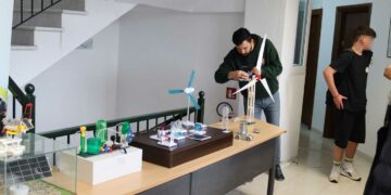 Εκπαιδευτική επίσκεψη Γυμνασίου Λεχόβου και 1ου Γυμνασίου Κασστοριάς στο Κέντρο ΑΠΕ Φιλώτα