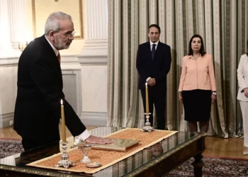Ορκίστηκε υπηρεσιακός πρωθυπουργός ο Σαρμάς