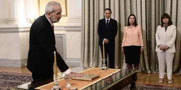Ορκίστηκε υπηρεσιακός πρωθυπουργός ο Σαρμάς