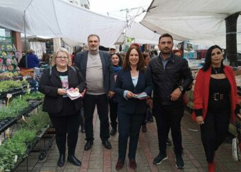 Ο υποψήφιος βουλευτής Κώστας Πασσαλίδης στη λαϊκή αγορά της Πτολεμαΐδας-Μαζί με τους υποψήφιους Κοζάνης του ΣΥΡΙΖΑ