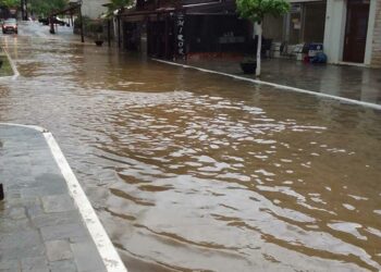 Απογευματινό μπουρίνι στο Τσοτύλι και πλημμυρισμένοι δρόμοι