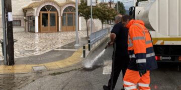 Πλύσεις οδών από συνεργεία του Δήμου Εορδαίας σε δρόμους όπου ξεχείλισαν φρεάτια αποχέτευσης