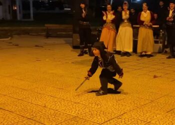 Τα δύο Ποντιόπουλα από τον Ποντιακό Σύλλογο Βεγόρας χορεύουν τα μαχαίρια και μαγεύουν τους πάντες