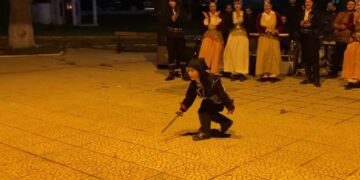 Τα δύο Ποντιόπουλα από τον Ποντιακό Σύλλογο Βεγόρας χορεύουν τα μαχαίρια και μαγεύουν τους πάντες