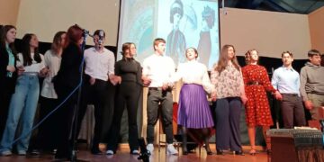 Το 3ο ΓΕΛ Πτολεμαΐδας "Αντώνιος Κεραμόπουλλος", παρουσίασε μια υπέροχη θεατρική παράσταση, με επίκεντρο την γυναίκα