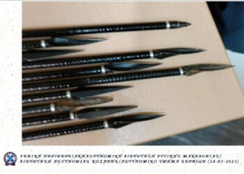 ΑΠΙΣΤΕΥΤΟ: 49χρονος επιτέθηκε με ξίφος κατά 52χρονου σε μαγαζί –  Απείλησε με ξίφος και έριχνε βέλη από τόξο κατά 4 αστυνομικών