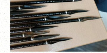 ΑΠΙΣΤΕΥΤΟ: 49χρονος επιτέθηκε με ξίφος κατά 52χρονου σε μαγαζί –  Απείλησε με ξίφος και έριχνε βέλη από τόξο κατά 4 αστυνομικών