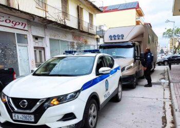 Η Τροχαία Εορδαίας «απεγκλώβισε» από τα στενά της πόλης μεγάλο αυτοκινούμενο τροχόσπιτο