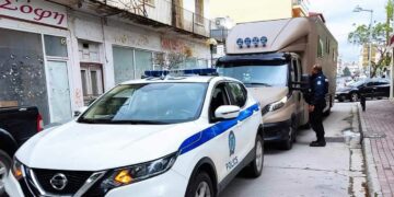 Η Τροχαία Εορδαίας «απεγκλώβισε» από τα στενά της πόλης μεγάλο αυτοκινούμενο τροχόσπιτο