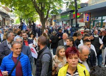Κοζάνη: ΦΩΤΟΓΡΑΦΙΕΣ από τον κόσμο εν αναμονή της έναρξης ομιλίας του πρόεδρου του ΣΥΡΙΖΑ Αλ. Τσίπρα