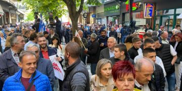 Κοζάνη: ΦΩΤΟΓΡΑΦΙΕΣ από τον κόσμο εν αναμονή της έναρξης ομιλίας του πρόεδρου του ΣΥΡΙΖΑ Αλ. Τσίπρα