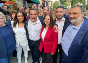 Η αποχώρηση Τσίπρα από τον πεζόδρομο της Κοζάνης και το φωτογραφικό “τετ-α-τετ” με τους υποψηφίους βουλευτές