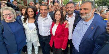 Η αποχώρηση Τσίπρα από τον πεζόδρομο της Κοζάνης και το φωτογραφικό “τετ-α-τετ” με τους υποψηφίους βουλευτές