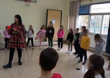 Η Αρχοντία Σπαχίδου στο 7ο Δημοτικό σχολείο Κοζάνης μιλώντας για την «Πριγκίπισσα Νευρωνία και τον μαγικό καθρέφτη»