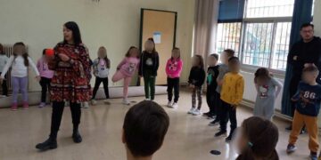 Η Αρχοντία Σπαχίδου στο 7ο Δημοτικό σχολείο Κοζάνης μιλώντας για την «Πριγκίπισσα Νευρωνία και τον μαγικό καθρέφτη»