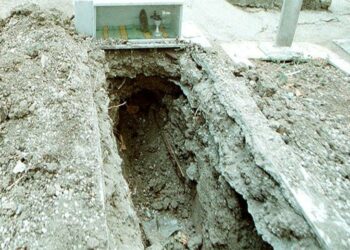 Πάτρα: Ο τάφος της μητέρας της ήταν άδειος – Η εξήγηση που της έδωσαν