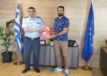 Στη Διεύθυνση Αστυνομίας Καστοριάς  προσφέρθηκαν από γυναίκα ιδιώτη ένας αυτόματος εξωτερικός απινιδωτής και δύο πλήρως εξοπλισμένα φαρμακεία