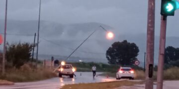 Πτολεμαϊδα: Έπεσε κολώνα φωτισμού στο δρόμο προς περιφερειακή οδό Δ. Εορδαίας- Στο σημείο η ΕΛ. ΑΣ