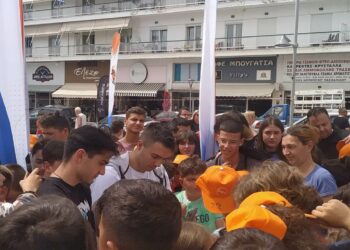 Απίστευτη κοσμοσυρροή για τον παγκόσμιο πρωταθλητή παρκούρ Δημ Κυρσανίδη στο ΔΕΗ Basketball 3 on 3 στην Πτολεμαΐδα