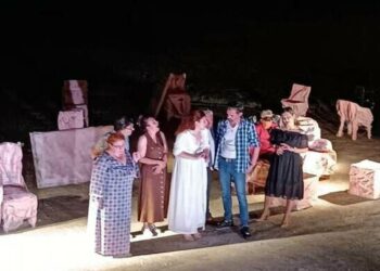 Με το “ΡΟΖ ΜΟΛΟΤΟΦ” η θεατρική ομάδα ΕΠΈΚΕΙΝΑ “ξαναχτύπησε”! (ρεπορτάζ της Κούλας Πουλασιχίδου)